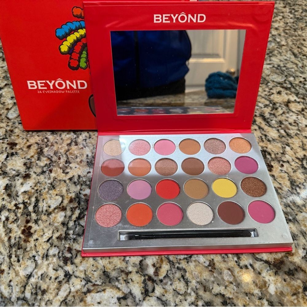 24-Color Eyeshadow Palette - Vibrant Shades